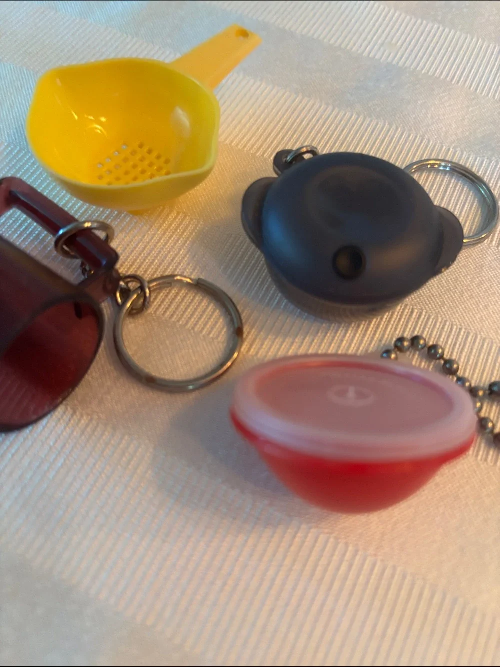 Tupperware Mini Tiny Treasures keychains qty 4 & rack mini bowl heat n serv lids